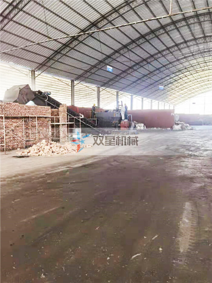 斷橋鋁破碎機(jī)生產(chǎn)線上?？蛻衄F(xiàn)場實(shí)拍