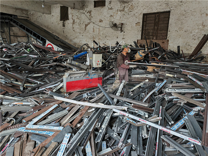 細談鋁合金門窗料破碎機設(shè)備單獨作業(yè)和整套設(shè)備作業(yè)對比